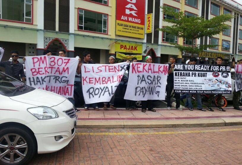 Aktivis Diganggu Samseng, SUK ‘R’ Ditahan Polis Selama 10 Minit http://www.buletinonline.net/images/stories/aberita15/bantahan%20R1.jpg
